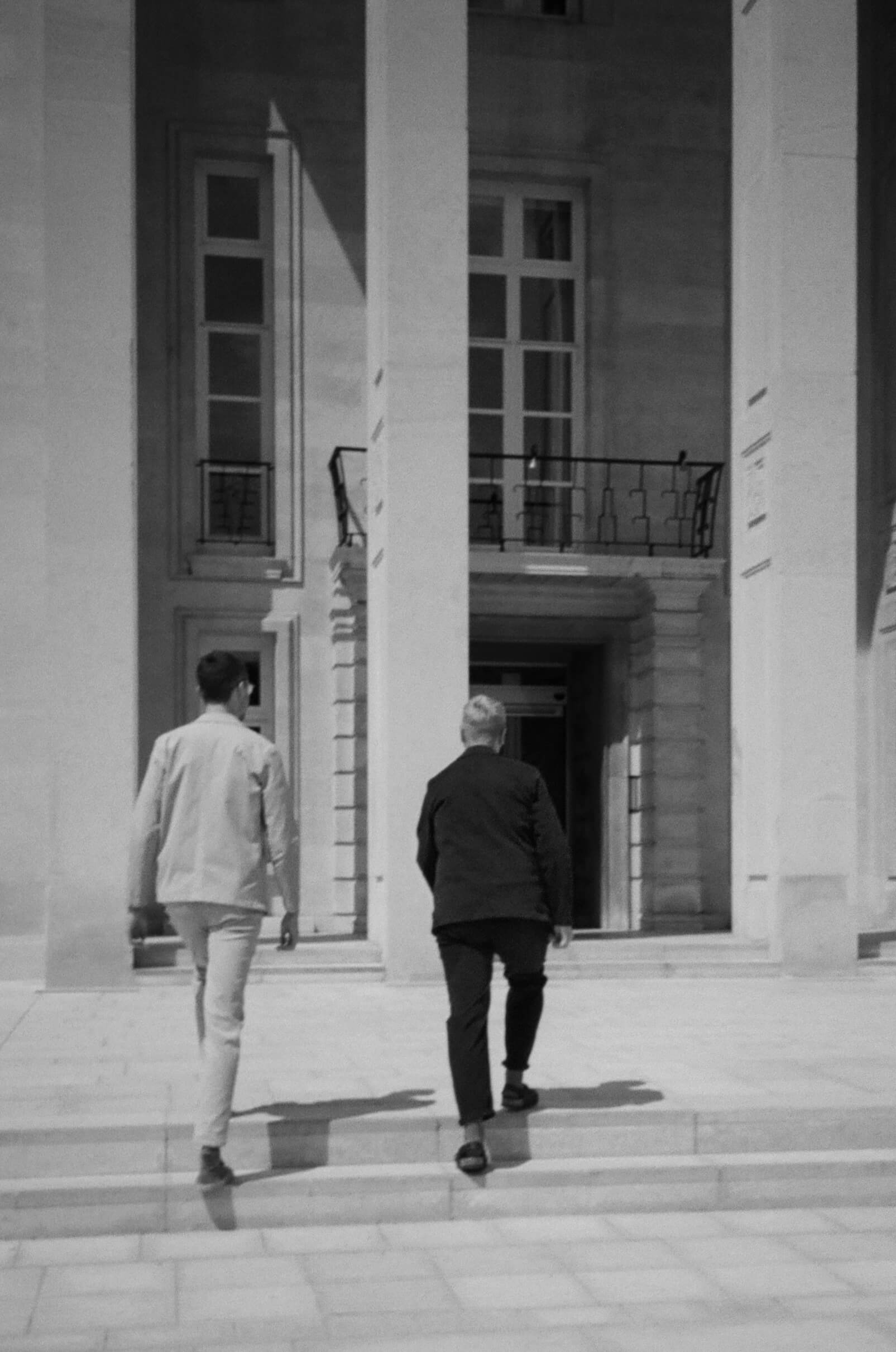 couple walking in to walthamstow town hall 35mm